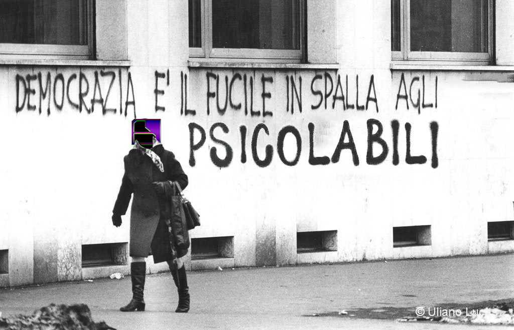 La democrazia è il fucile in spalla agli psicolabili